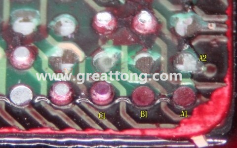下圖是紅墨水測試后將PCB板子拿回來側(cè)一個角度拍攝的照片，就可以很清楚的看到錫球黏在PCB端，或不在PCB端。