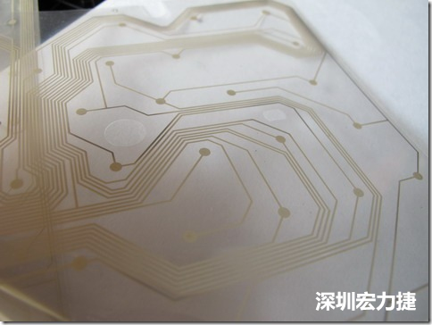 下面第二個圖則是另一片也有著按鍵線路的PTF，當上、下兩面PTF的按鍵結(jié)點互相接觸后就可以計算出是哪個按鍵被按下了?？墒钱敯存I沒有按下時，上下兩片PTF的線路則是分開的，所以上圖那片PTF的線路上面其實還另外覆蓋了另一層透明的PET作為絕緣層，只露出了需要在鍵盤按下時才會碰觸的接觸點，因為這些材質(zhì)使用的都是Polymer，所以才撐這樣的技術為Polydome(聚合簧片)。