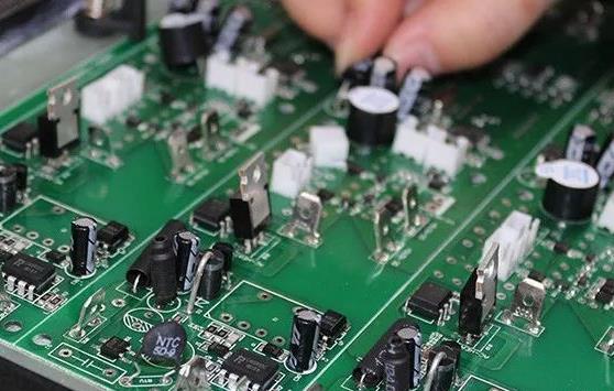 PCBA加工貼片元器件與插件元器件的區(qū)別在哪？